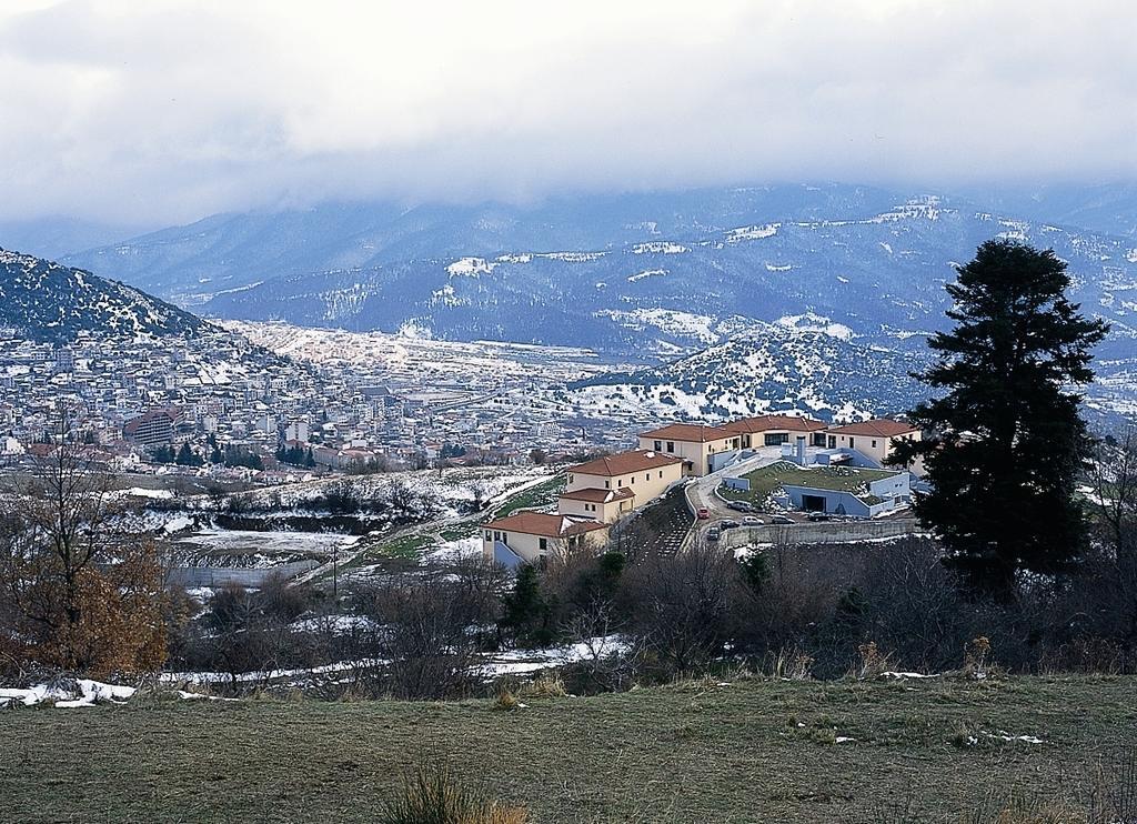Avaris Hotel Karpenisi ภายนอก รูปภาพ